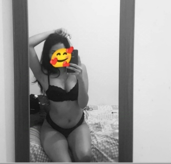 COLOMBIANA DELGADITA DISPONIBLE PARA TI