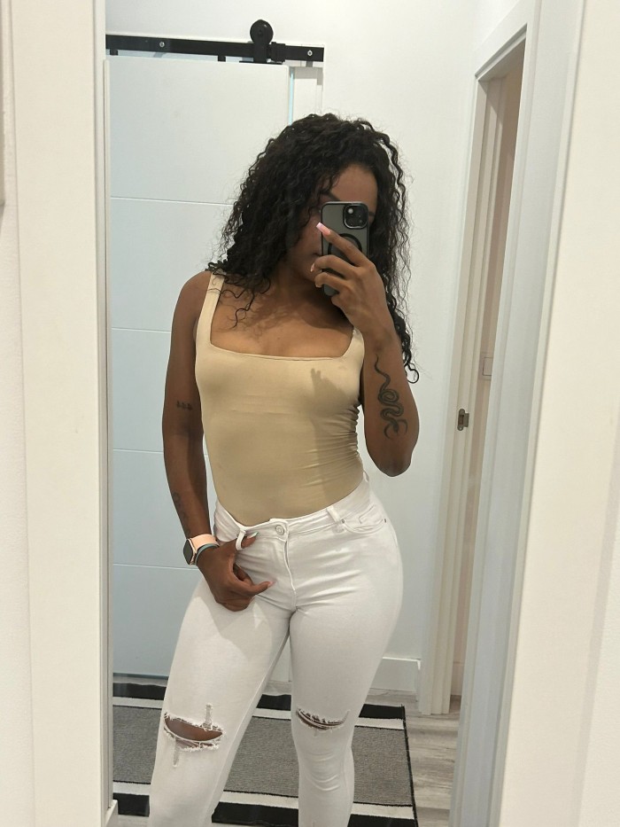 Jamaicana jovencita cerca de cimpozuelo