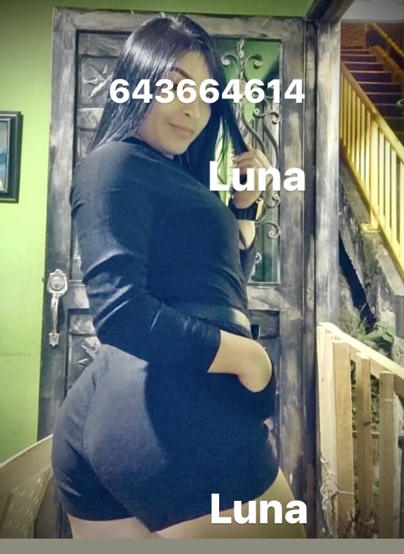 Chica colombiana divertida por tu ciudad