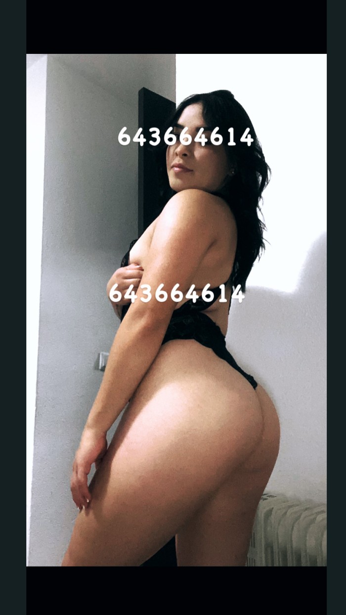 Chica colombiana divertida por tu ciudad