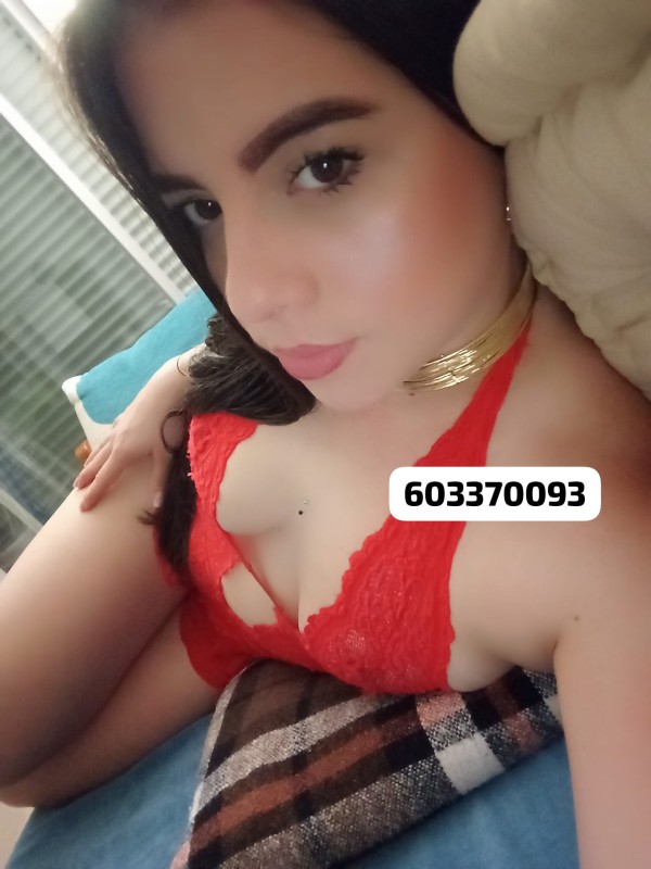 Latina sexy elegante y divertida