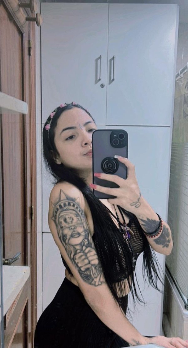 jovencita delgada tatuada