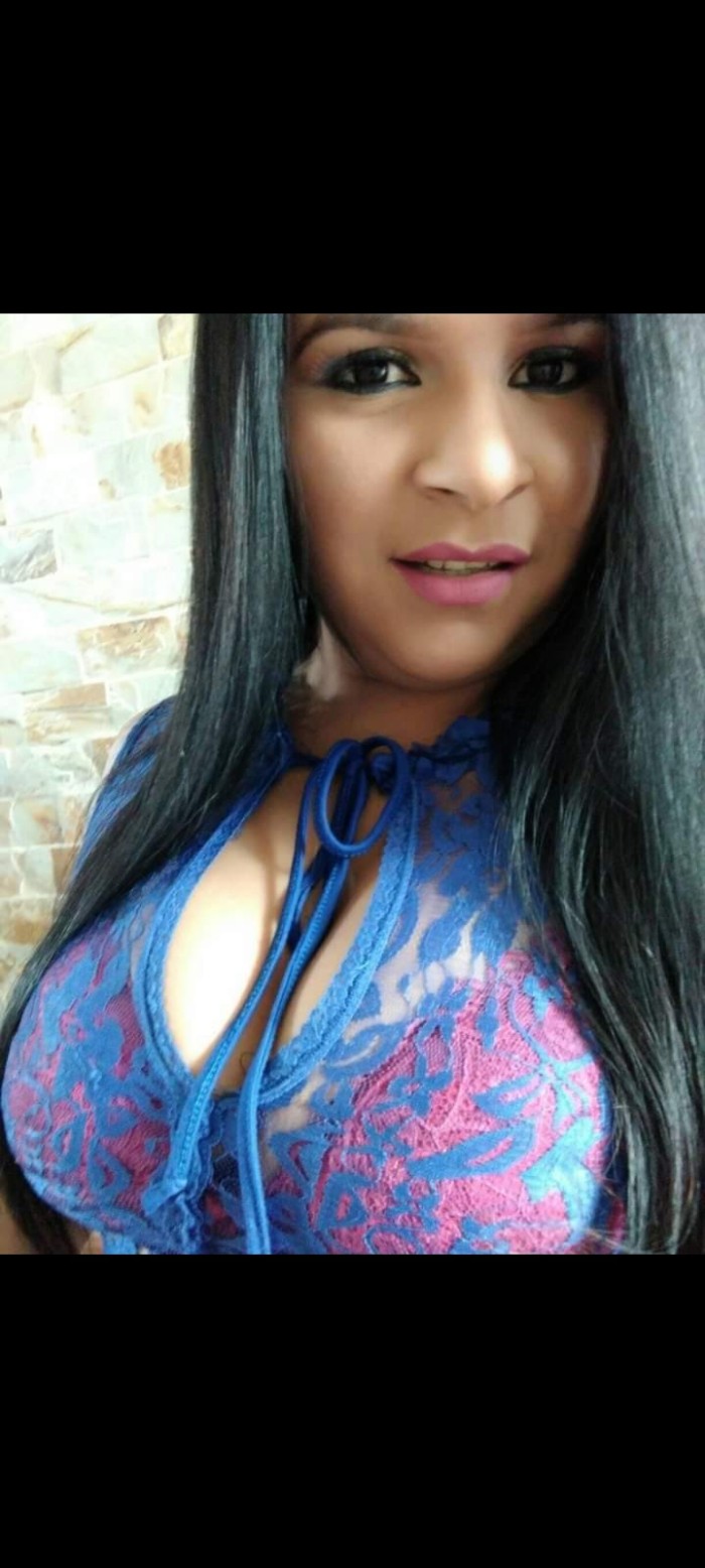 Venezolana con curvas calientes y cachonda