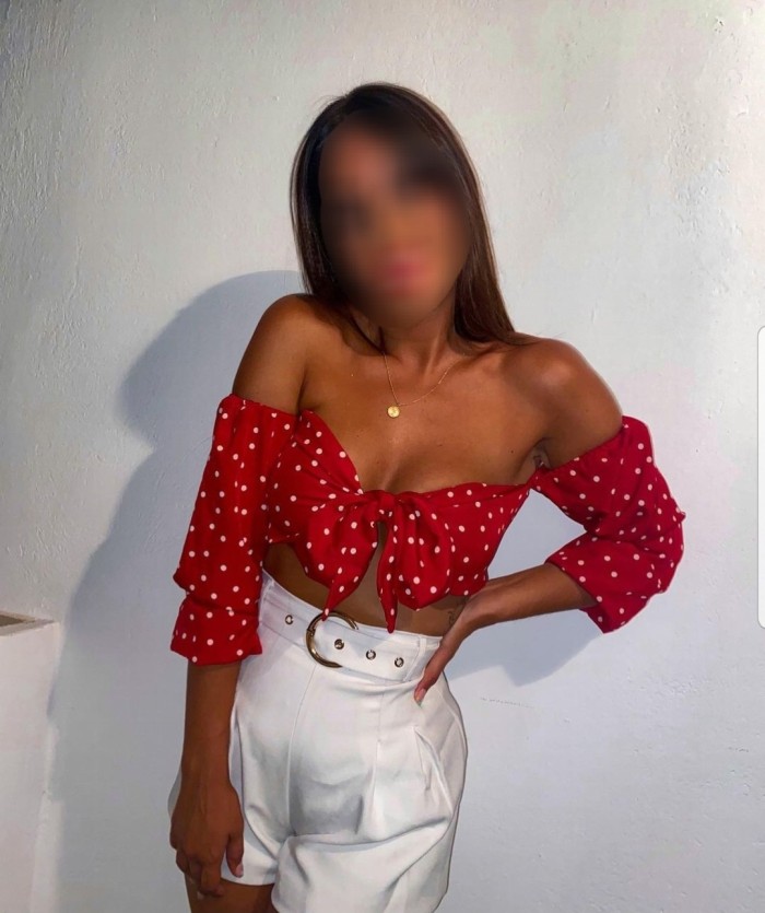 mujer divertida disponible ahora