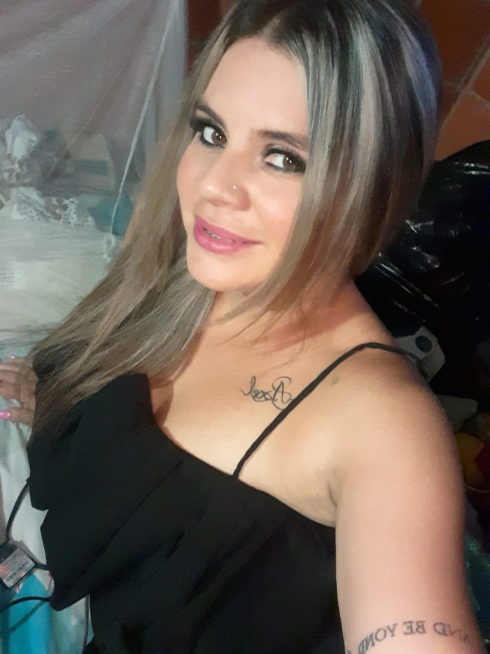 SEDUCTORA  ATRACTIVA COLOMBIANA . . . SALIDAS