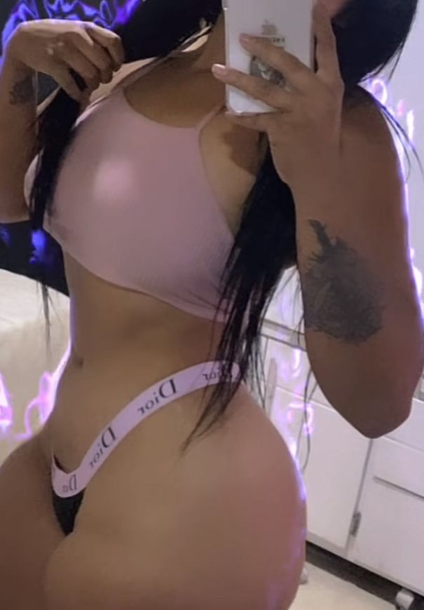 Hermosa joven morena cautivadora, fiestera