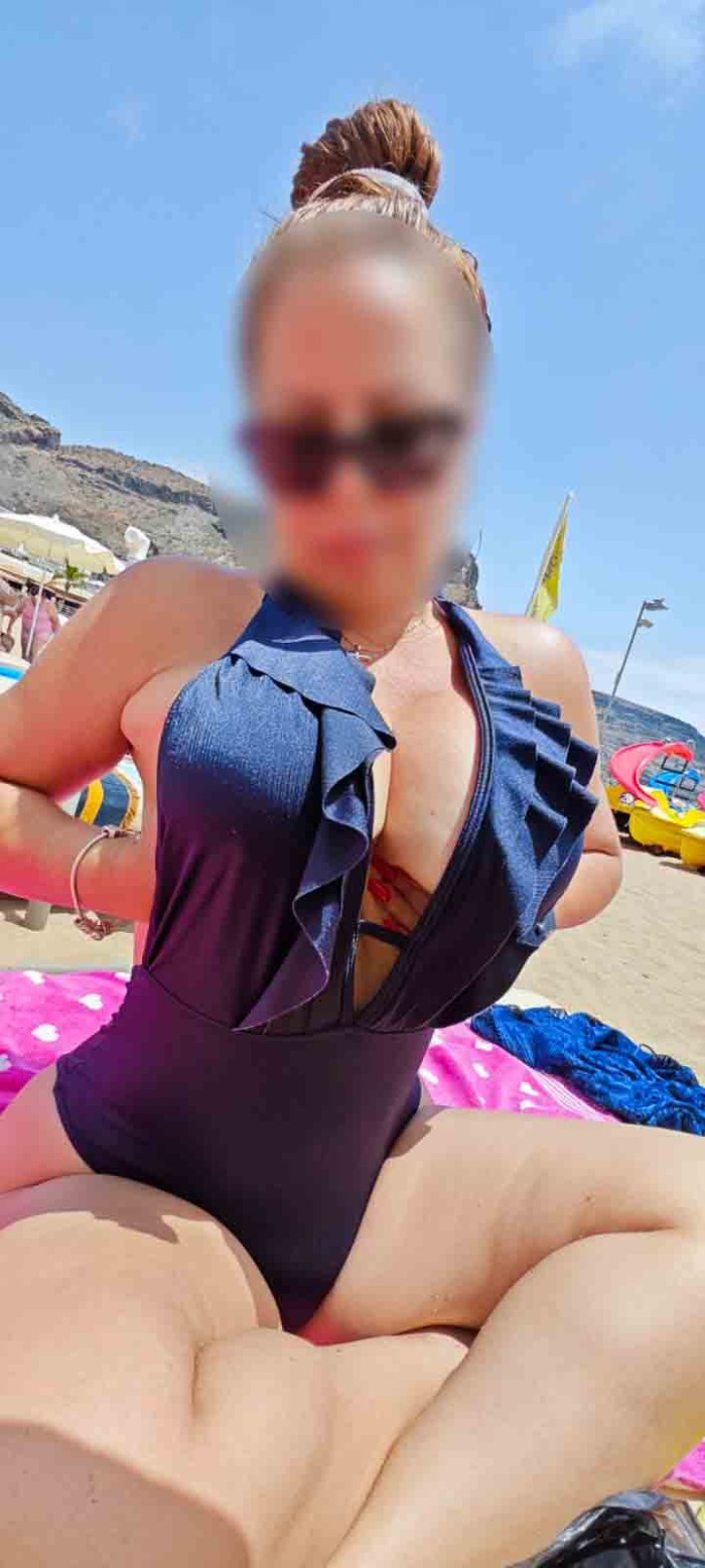 CAMILA SENSUAL Y COMPLACIENTE EN LOS CRISTIANOS.