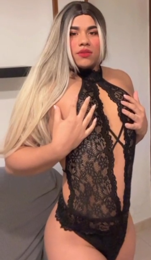 Traviesa fiestera chica trans pollona dominante