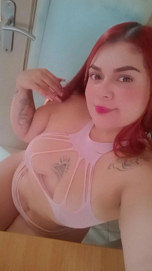 PAMELA VOLTÓ EN ROSES CON MUCHA GANA DE POLLA