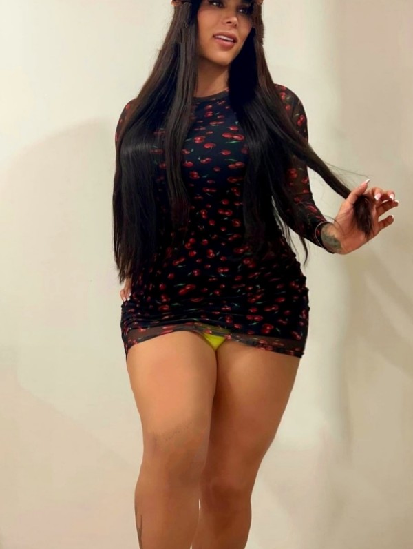 Tranny Claudia morenaza cuerpazo Alta 1.80