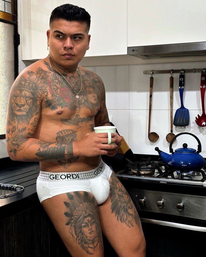 COLOMBIANO CALEÑO TATUADO DE PASO POCOS DIAS