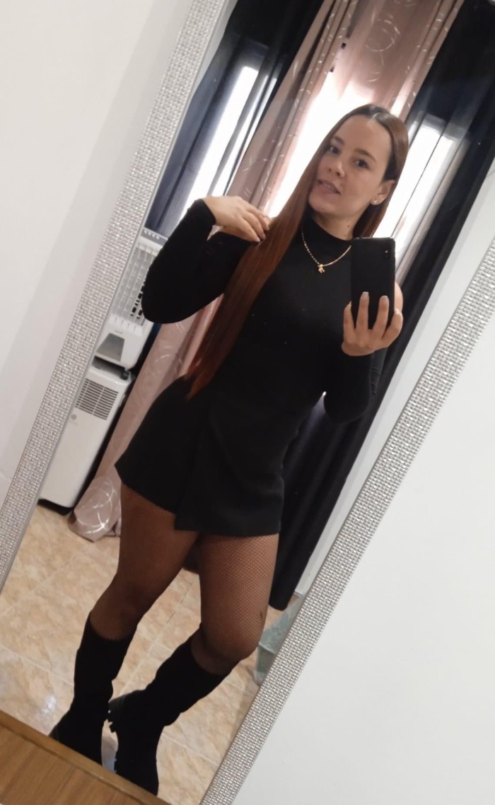 MUJER CARIÑOSA FIESTERA