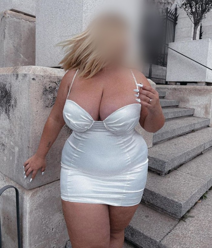 CHICA PLUS XXL CON 180 DE PECHO