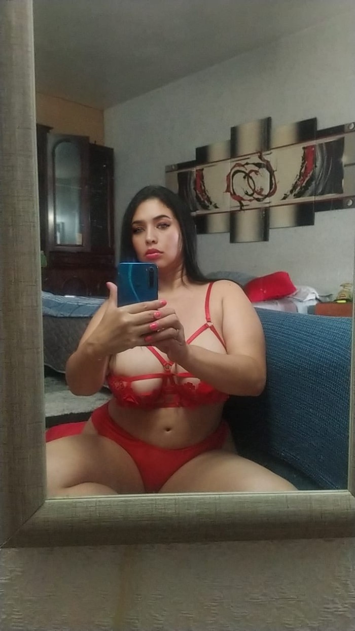 Latina jugetona implicada cariñosa ardiente