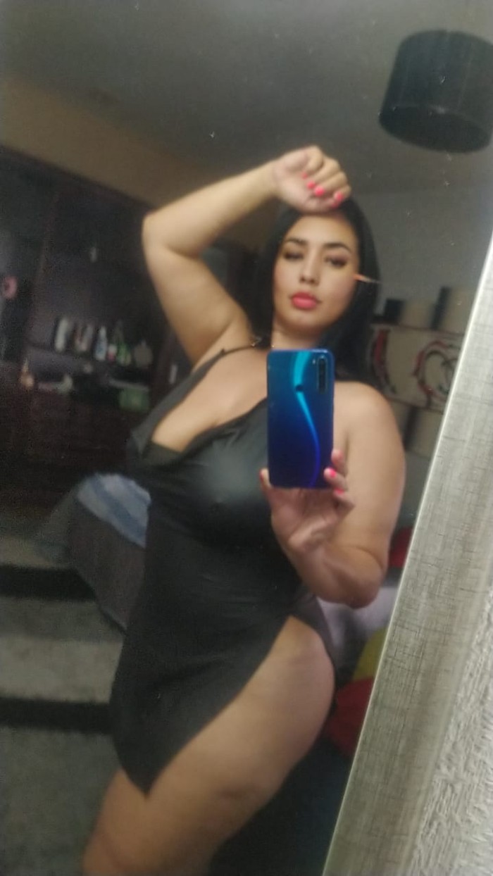 Latina jugetona implicada cariñosa ardiente