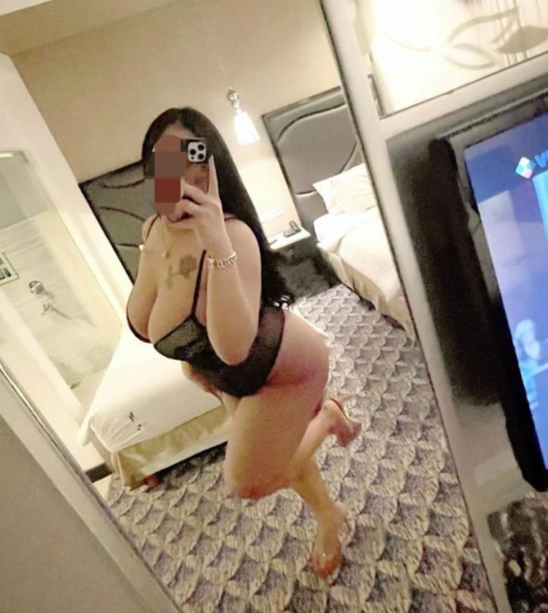 Hola  recién llegada por aquí mis amores una chica muy cariñosa