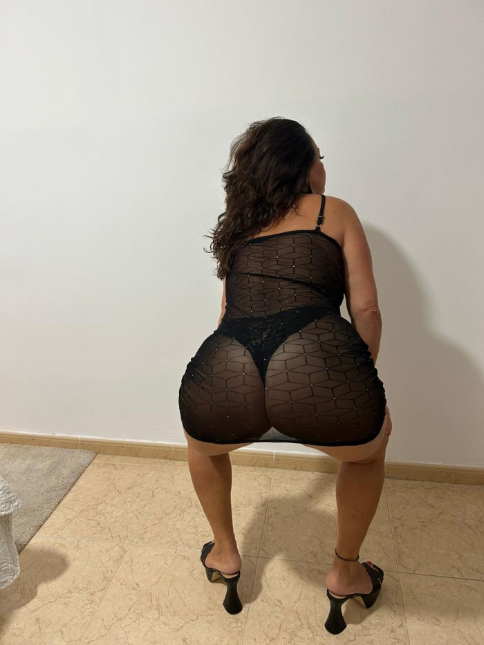 Latina madurita 51 años  fuego total