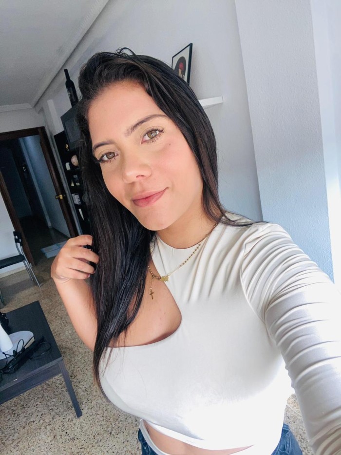 Latina deliciosa, con ganas de complacerte