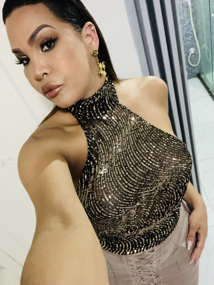 Novedad guapa y sexy trans completa