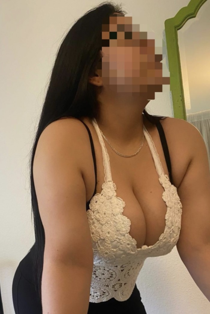 Sexy chica latina con ganas de follar