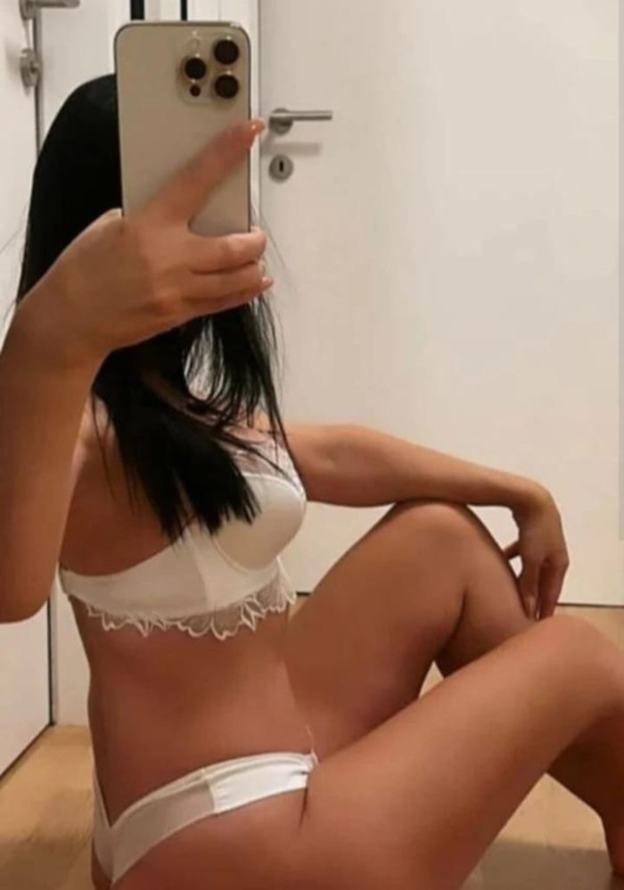 Morena bella maja implicada de paso por tu ciudad