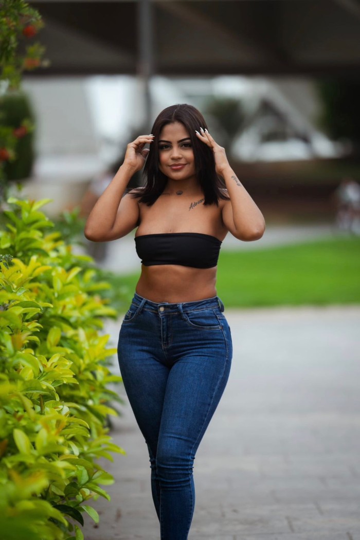 MORENAZA CON CUERPO DE MUÑECA…