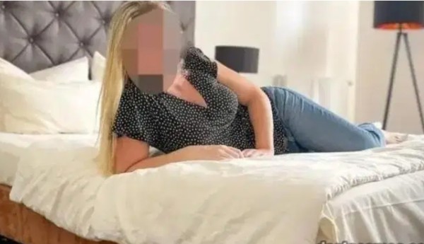 Rubia cachonda colombiana con ganas de fiesta