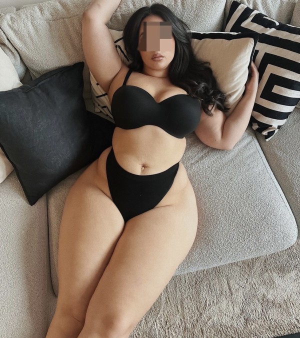 curvy jovencita súper cachonda de vuelta