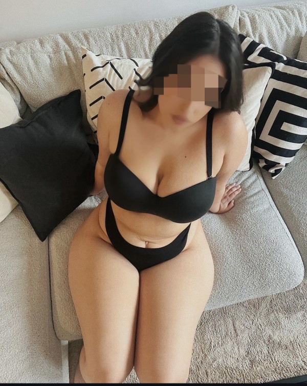 curvy jovencita súper cachonda de vuelta