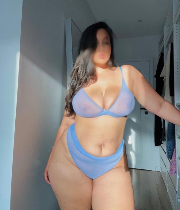 curvy jovencita súper cachonda de vuelta