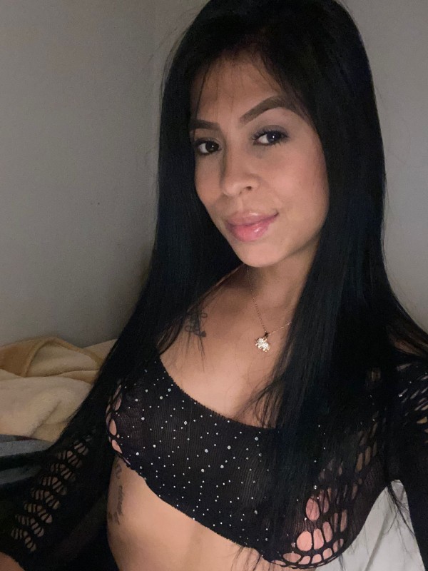 Hola soy valeria, colombiana 25 años acabo de llegar