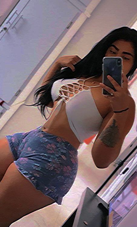 Jovencita morena con unas curvas de infarto