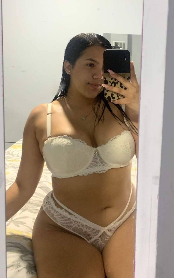 **RECIEN LLEGADA**JOVEN MORENA COLOMBIANA EN REUS