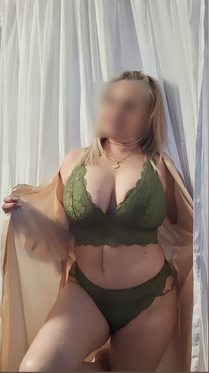 CARIÑOSA BESUCONA ESCORT