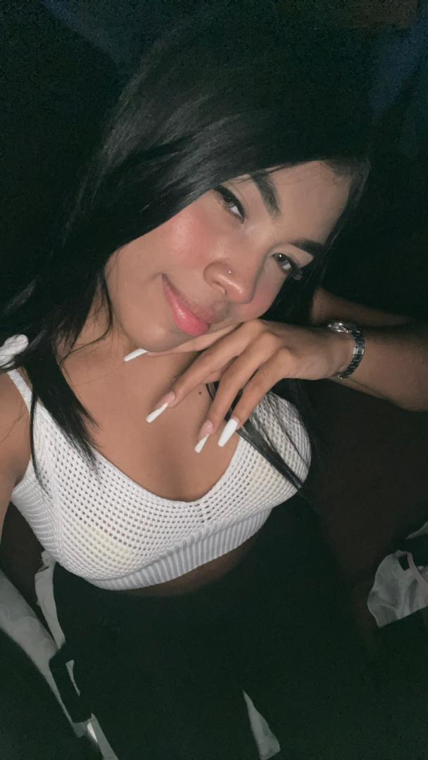 Dara jovencita caliente guapa cariñosa implicada