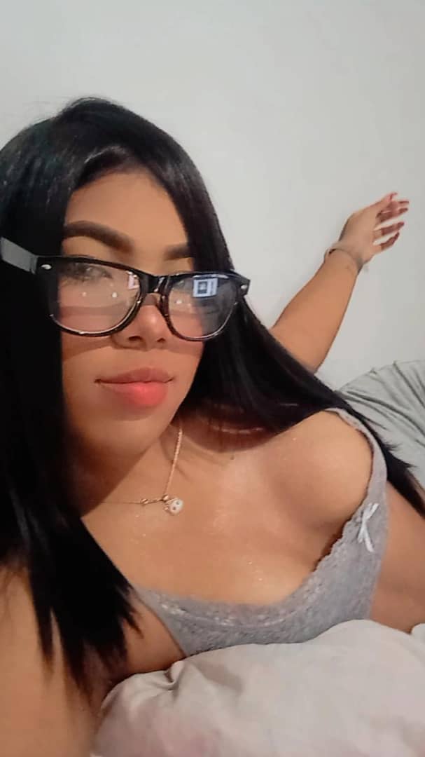 Dara jovencita caliente guapa cariñosa implicada