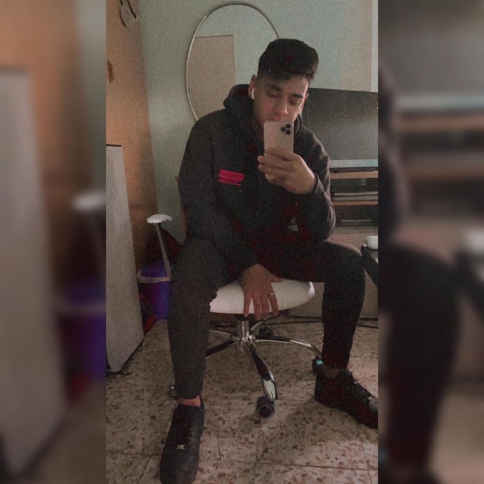 Joven latino cañero