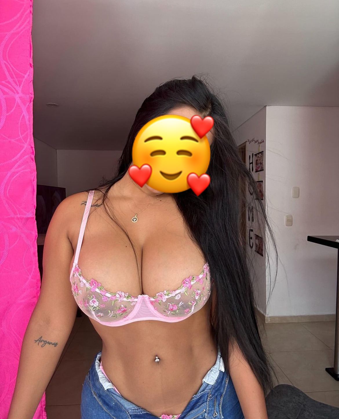 Sexy y encantadora por primera vez en la zona