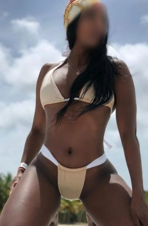 Hermosa morena cariñosa toda natural culo grande