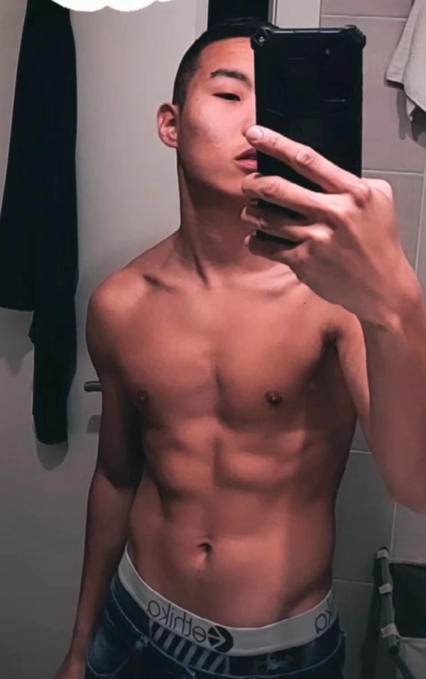 Chico joven asiático sexy de 19 años