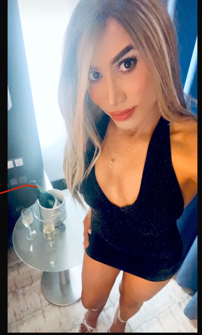 HERMOSA RUBIA TRANS MUY POTENTE SEXY SEDUCTORA