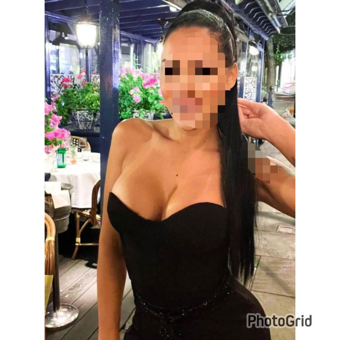 Joven latina, masajista, experta en garganta profu