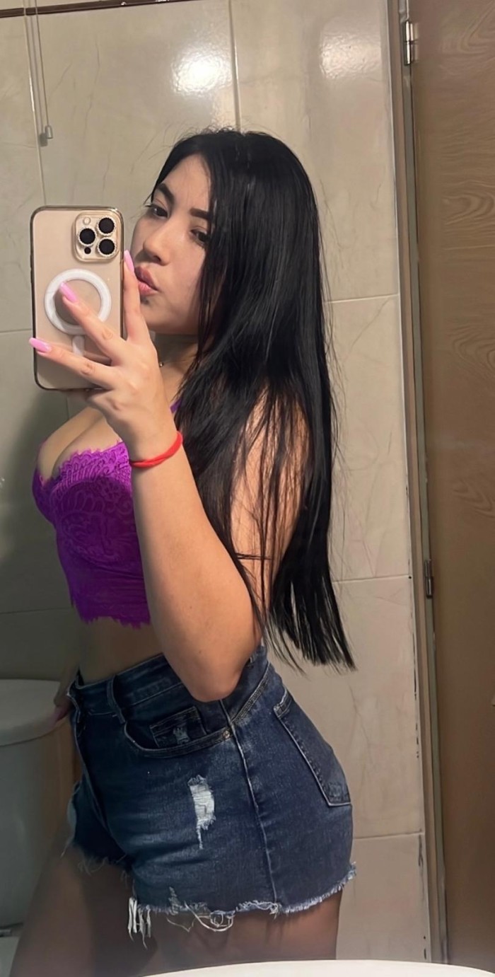 Hermosa jovencita recién llegada cachonda