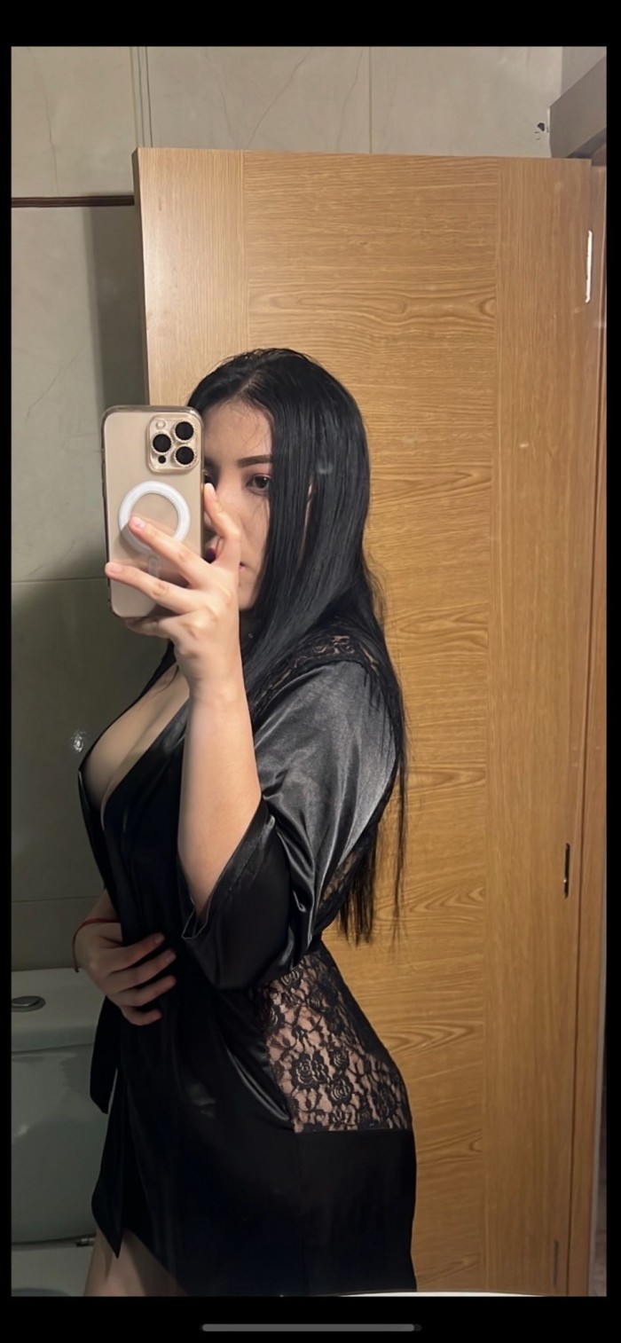 Hermosa jovencita recién llegada cachonda