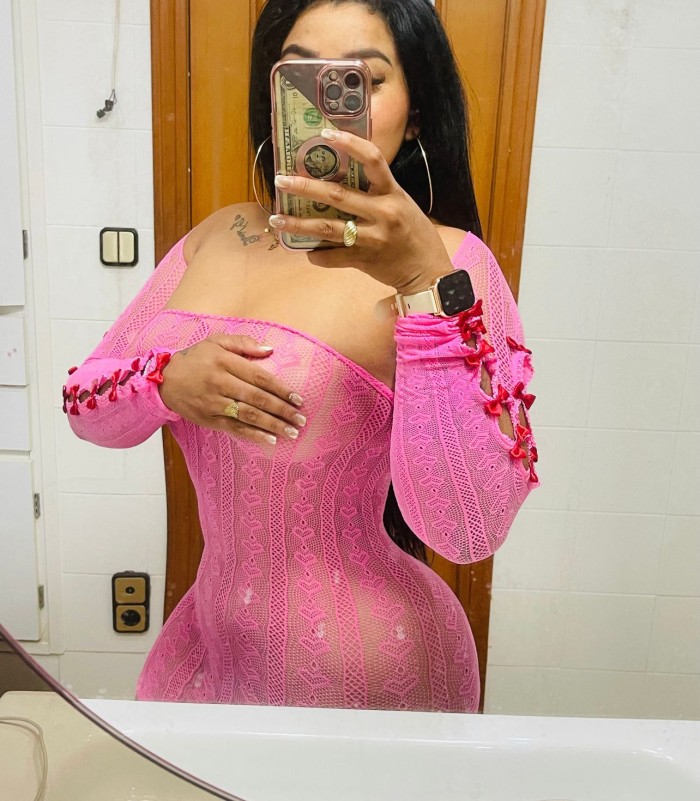 Una morena con unas nalgotas para pecar