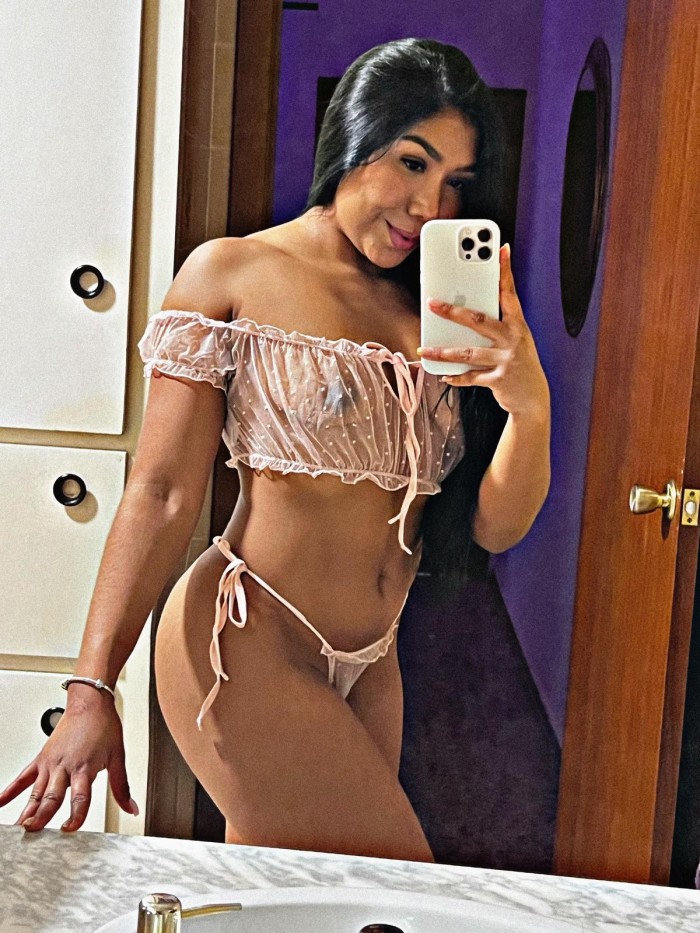 UNA SENSUAL MORENA