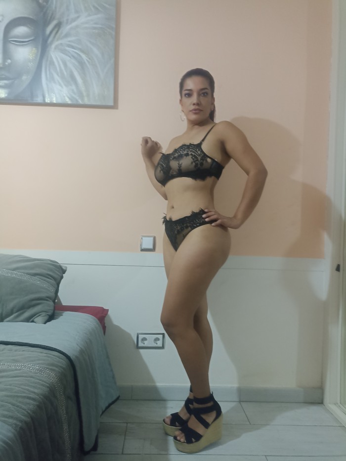 Sexy y explosiva morena de preciosas curvas