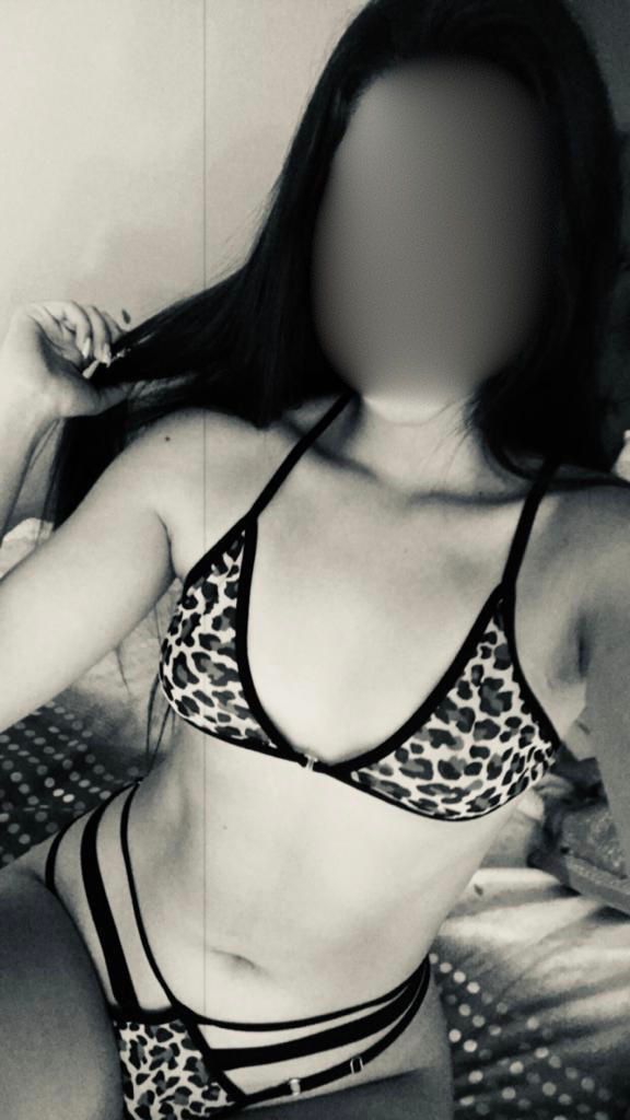 JOVEN LATINA PREPARADA PARA CUMPLIR TUS DESEOS