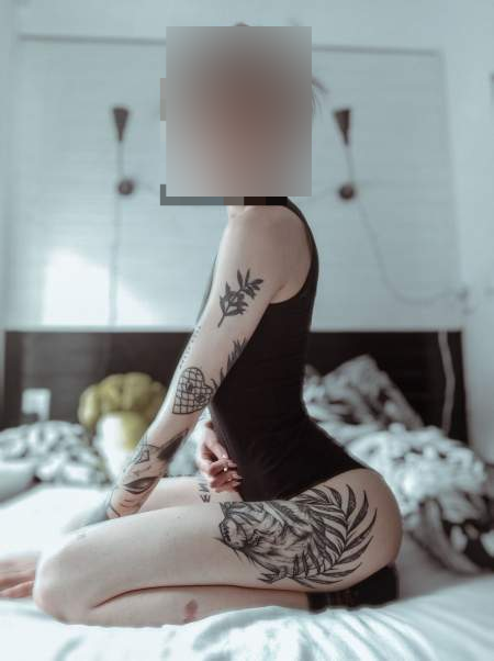 Rusa rubia delgada tatuada