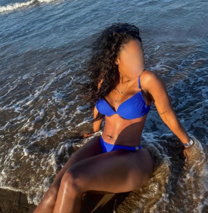 HERMOSA LATINA CON CURVAS Y CULO GRANDE EN PUERTO